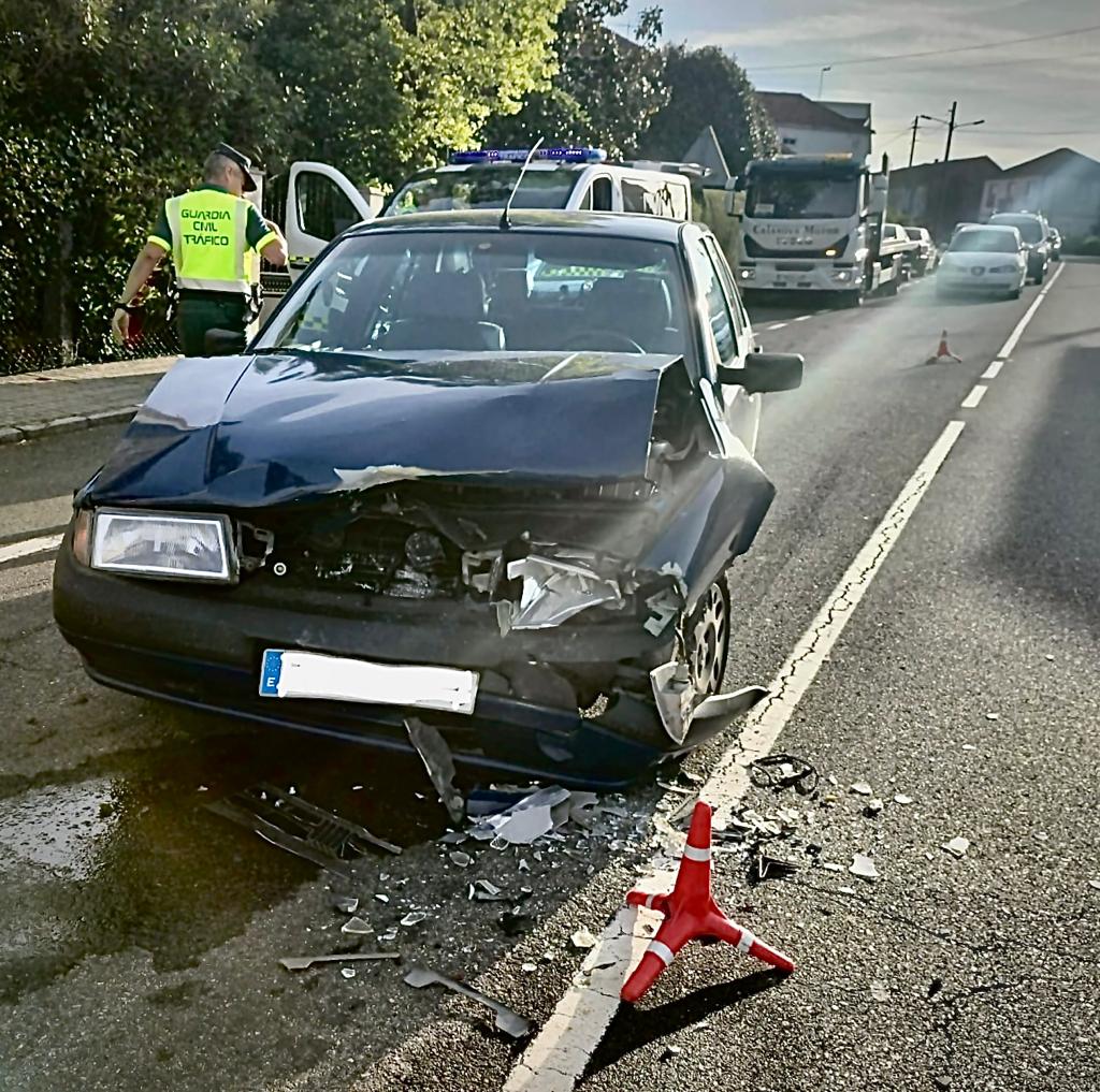 Uno de los vehículos implicado en la colisión frontal