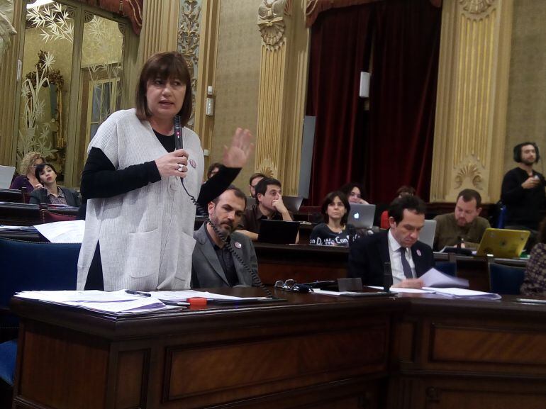 La presidenta del Govern, Francina Armengol, en el Parlament.