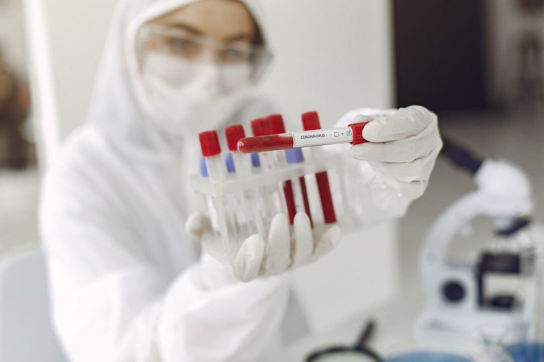 Una investigadora mostrando pruebas de muestras de coronavirus.