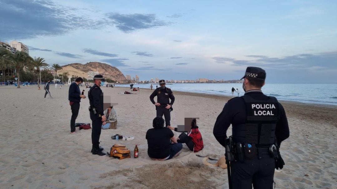 Vigilancia de la Policía Local en la playa del Postiguet