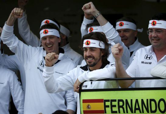 Fernando Alonso ha celebrado su gran premio número 250 con los miembros de su equipo, McLaren-Honda.