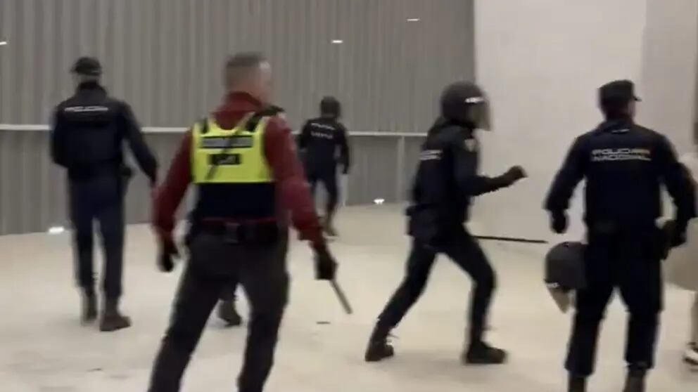 Cargas policiales en El Sadar al término del Osasuna-Real Madrid