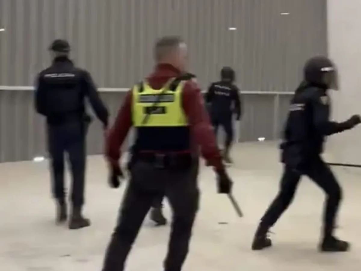 "El Gobierno Chivite se ofrece para sustituir los uniformes azules por los rojos, o rojillos"