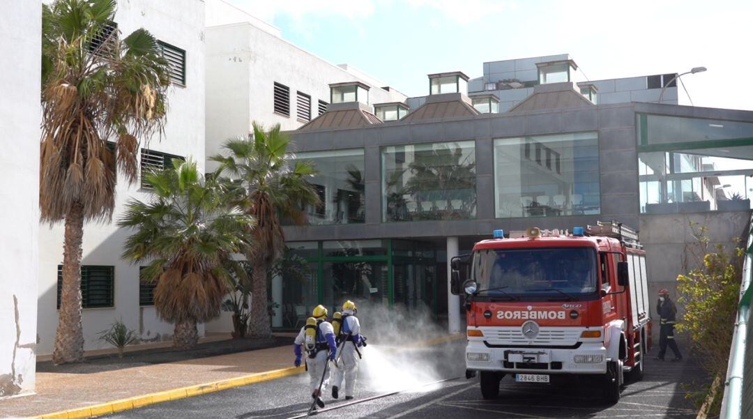 Los bomberos del Consorcio de Seguridad y Emergencias desinfectado los accesos a Consultas Externas del hospital Doctor José Molina Orosa.