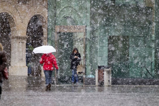 Aspecto que presentaba hoy la ciudad de Teruel con la primera nevada del Otoño y donde está previsto que el termómetro marque los -3 grados centígrados.