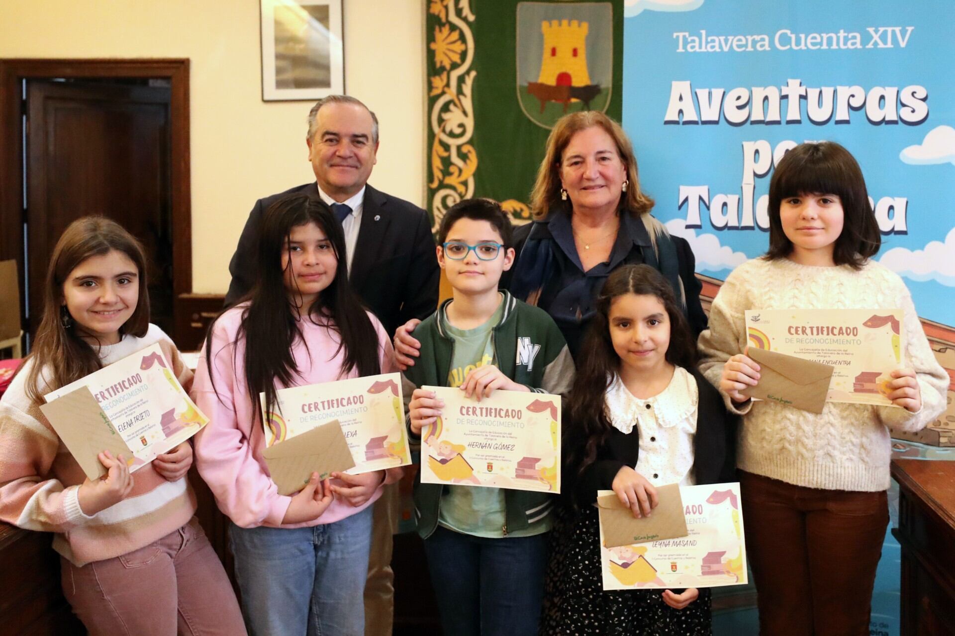 José Julián Gregorio, alcalde de Talavera, y Pepa Blázquez, concejala de Educación, junto con los alumnos premiados en Talavera Cuenta