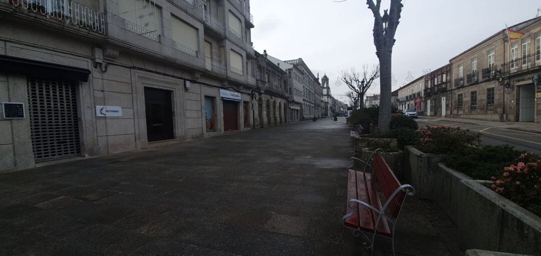 El paseo de la Corredera de Tui se queda desierto sin comercio ni hostelería