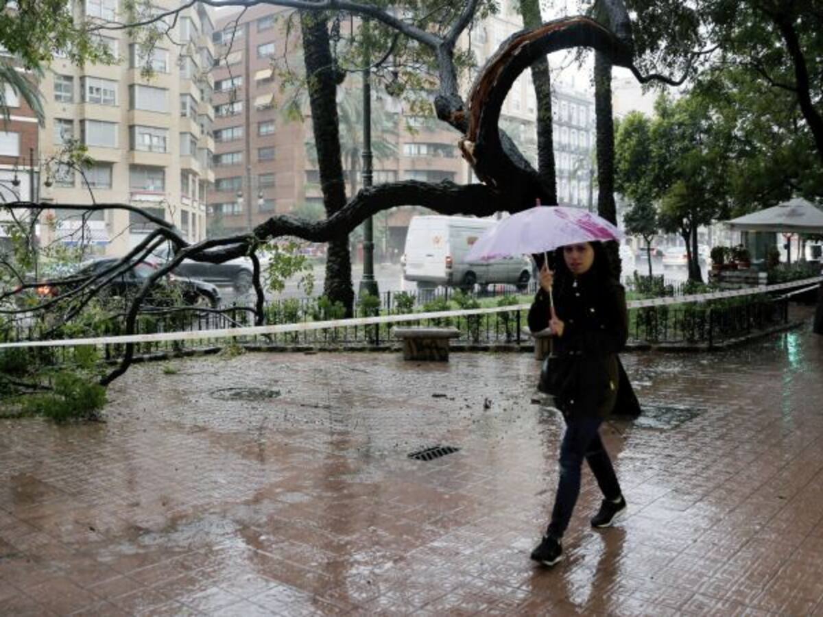 Lluvias torrenciales, olas de cuatro metros y fuertes vientos en la Comunitat