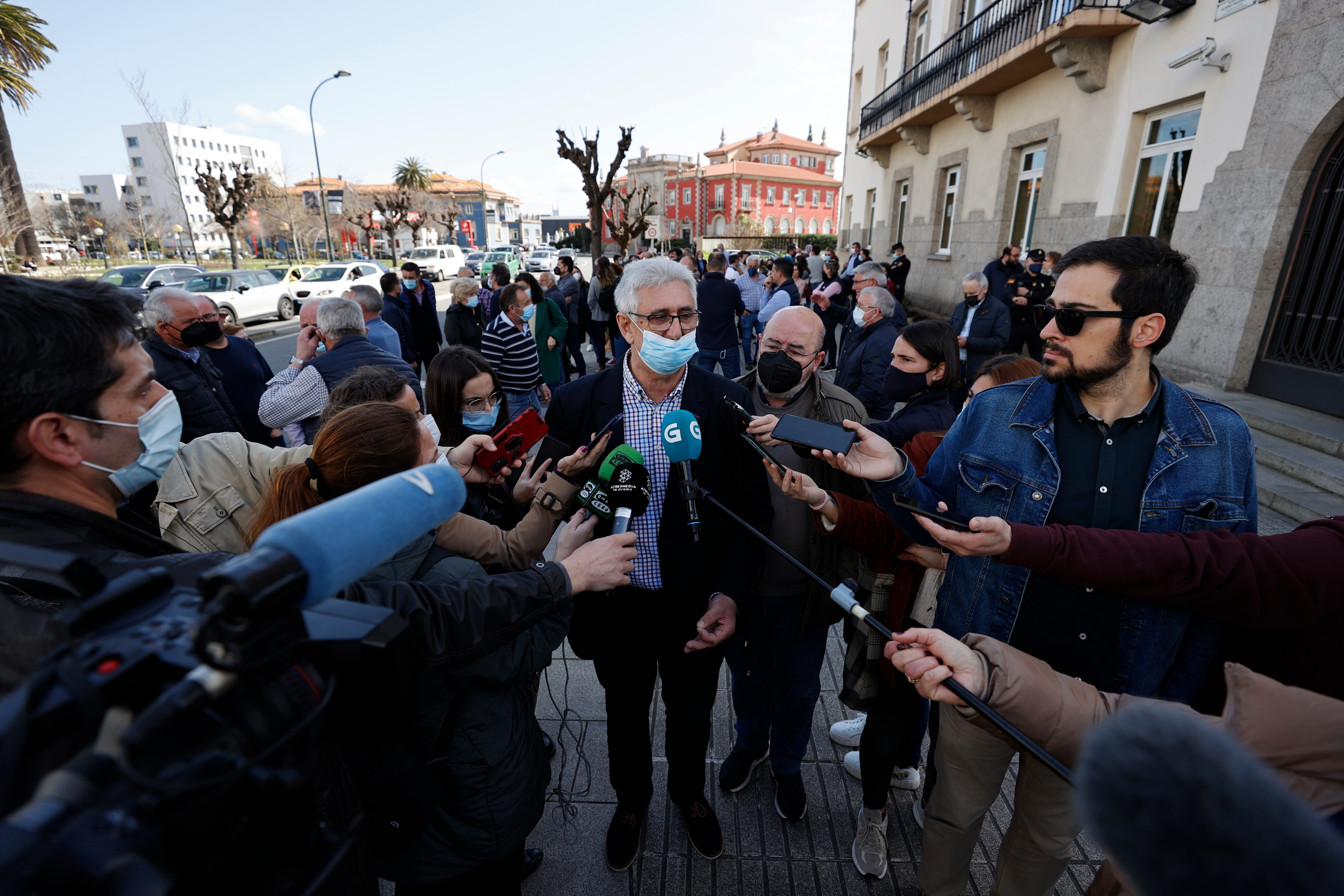 A CORUÑA, 21/03/21.- El secretario general de Unións Agrarias, Roberto García (d) y el presidente de la Federación Gallega de Productores Porcinos (Fegapor), José Antonio Vidal (i), durante concentración que han convocado este lunes en A Coruña "contra el bloqueo de las granjas" causado por la huelga de transporte. EFE/Cabalar