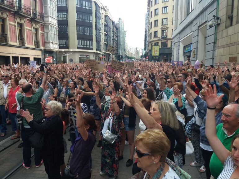 Varios miles de personas se han concentrado este viernes ante los Juzgados de Bilbao para denunciar la puesta en libertad, bajo fianza, de los integrantes de &#039;La Manada&#039;, tras el auto dictado por la Audiencia de Navarra. La protesta ha continuado con una 