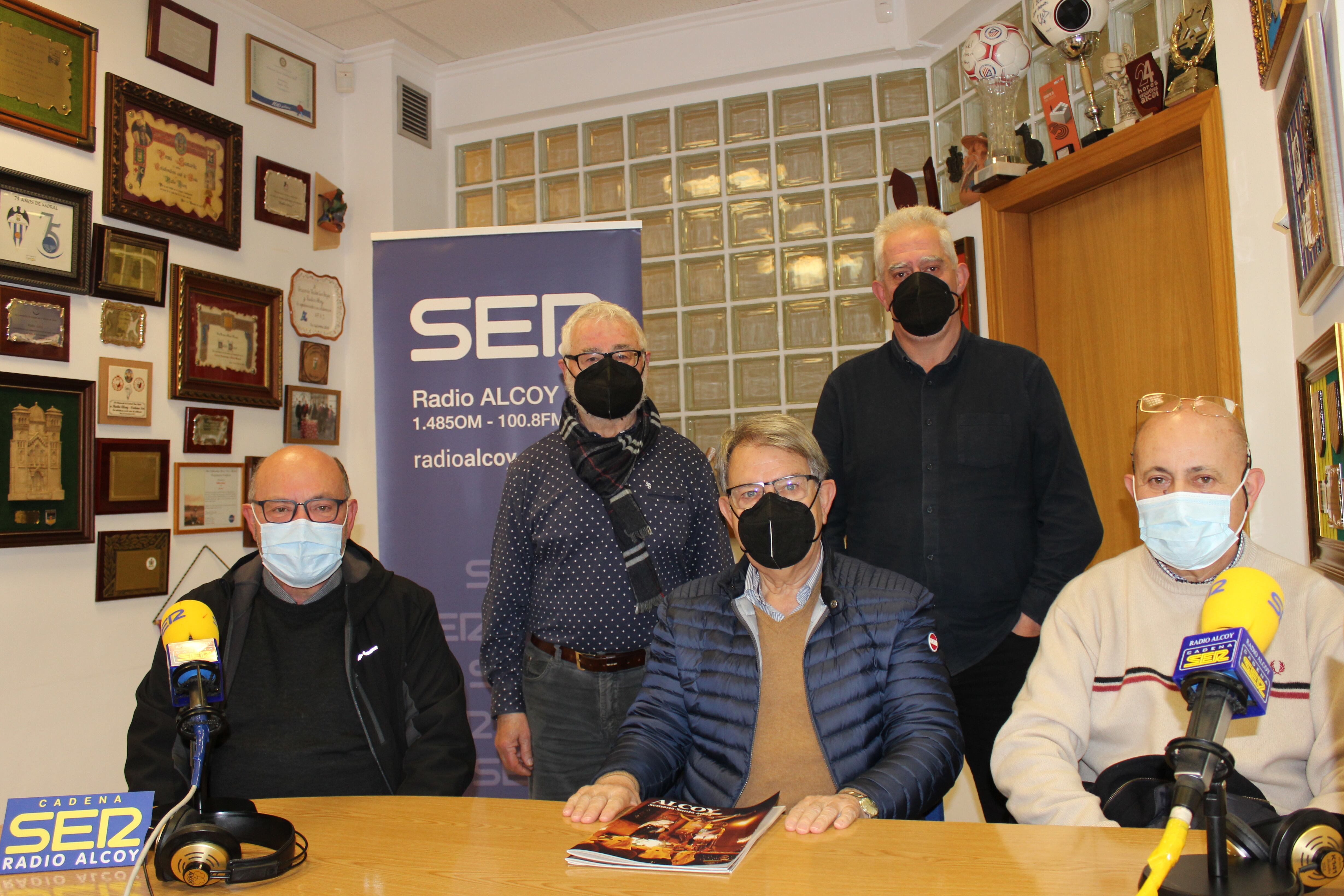 José Luis Llopis, Carlos Vilaplana, Alfonso Jordá i, darrere, José Luis Ribes i Ginés García, als estudis de Ràdio Alcoi.