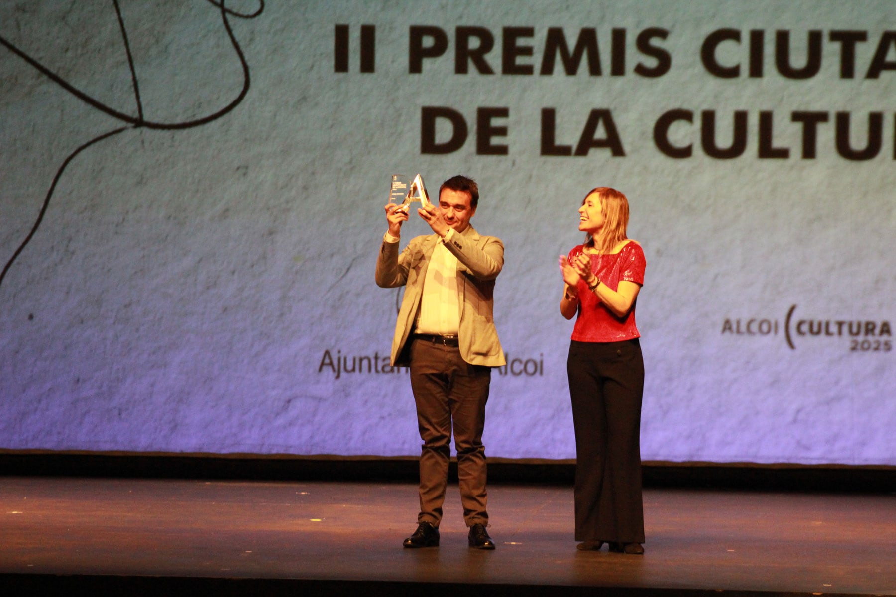 Jordi Bernàcer, instants després de rebre el guardó de mans de la regidora de Cultura, Cuqui Guillem