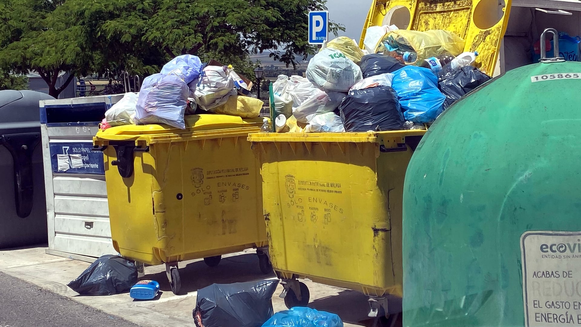 Contenedores amarillos en una calle de Antequera