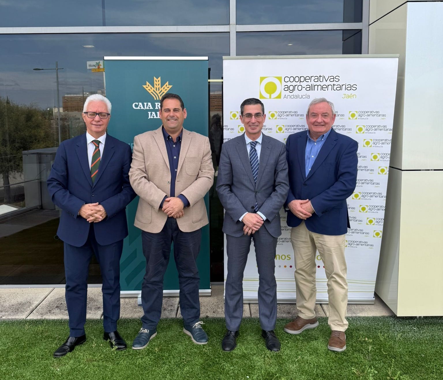 Foto izquierda a derecha: Juan Gallego Cobo (director de relaciones institucionales de Caja Rural de Jaén), José Manuel Espejo Cárdenas (presidente de CooperativasAgroalimentarias), Fernando Planelles (director general de Caja Rural de Jaén) y Antonio Gúzmán (Gerente de Cooperativas Agroalimentarias).