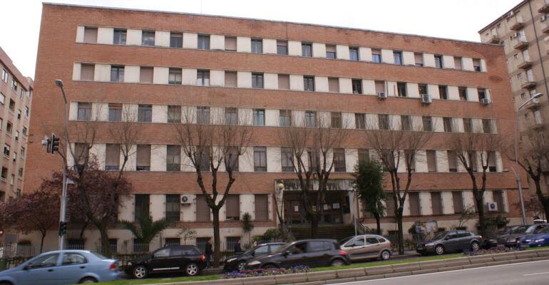 Fachada principal del edificio que acoge en Jaén la Universidad Popular Municipal.