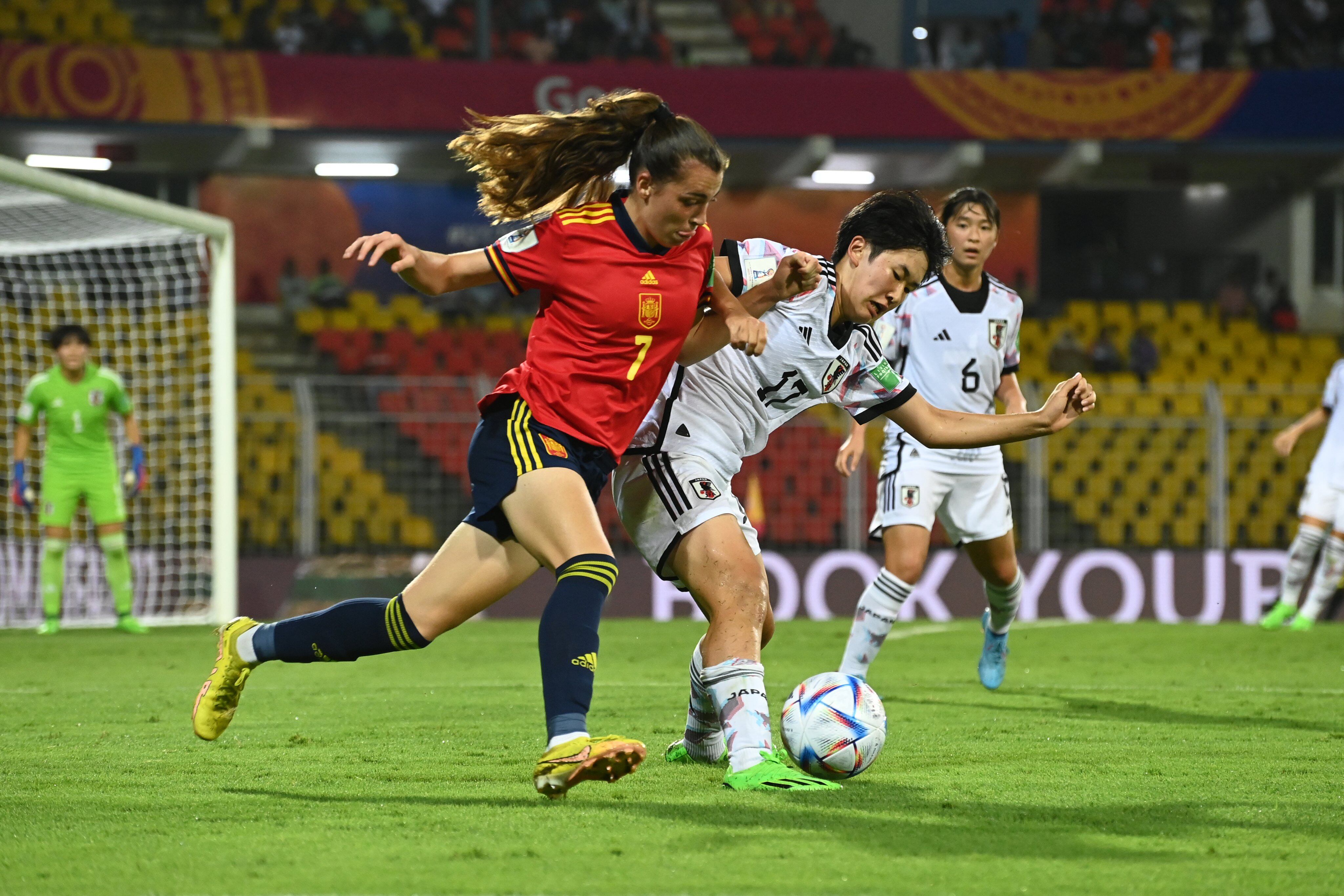 Lucía lucha un balón en el encuentro ante Japón.