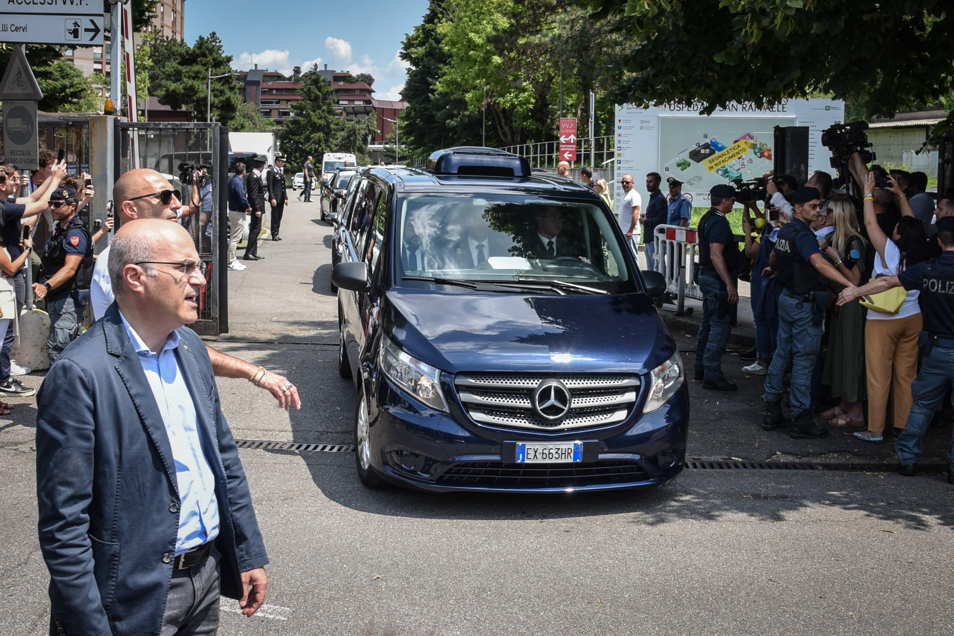 Un coche funerario con el ataúd de Silvio Berlusconi sale del hospital San Raffaele.