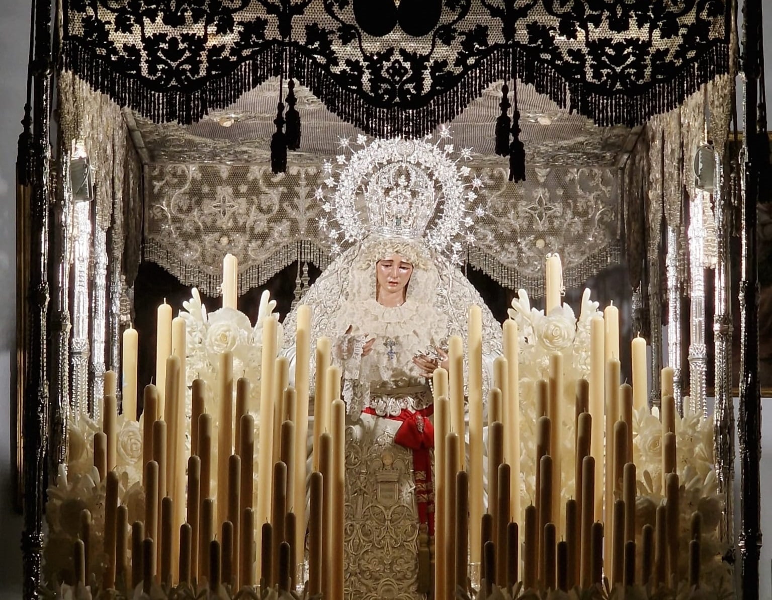 La Virgen de La Paz aguarda en su paso de palio la salida del Domingo de Ramos