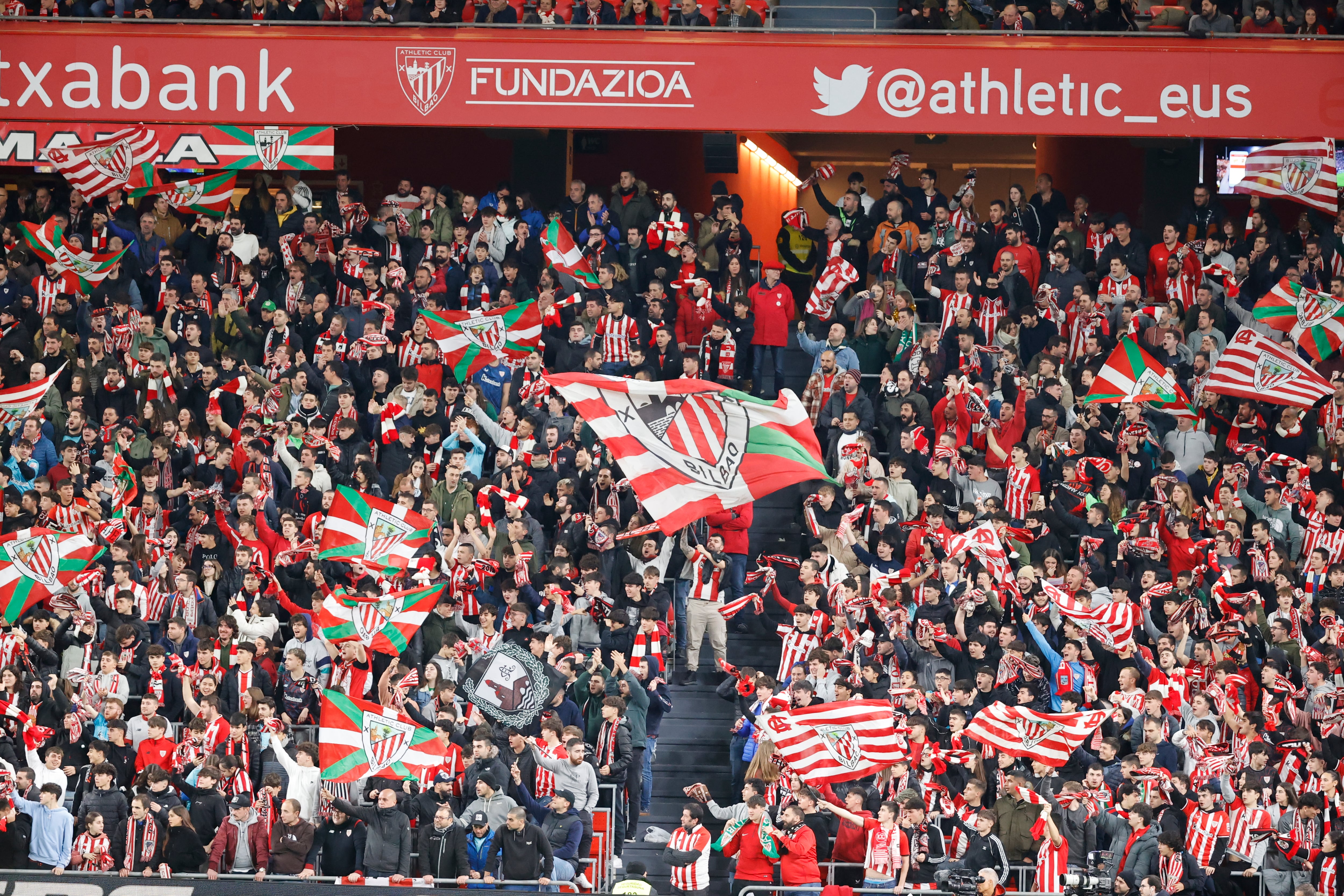 Aficionados del Athletic durante el encuentro de LaLiga de fútbol que Athletic Club de Bilbao y UD Las Palmas disputan este miércoles en el estadio de San Mamés