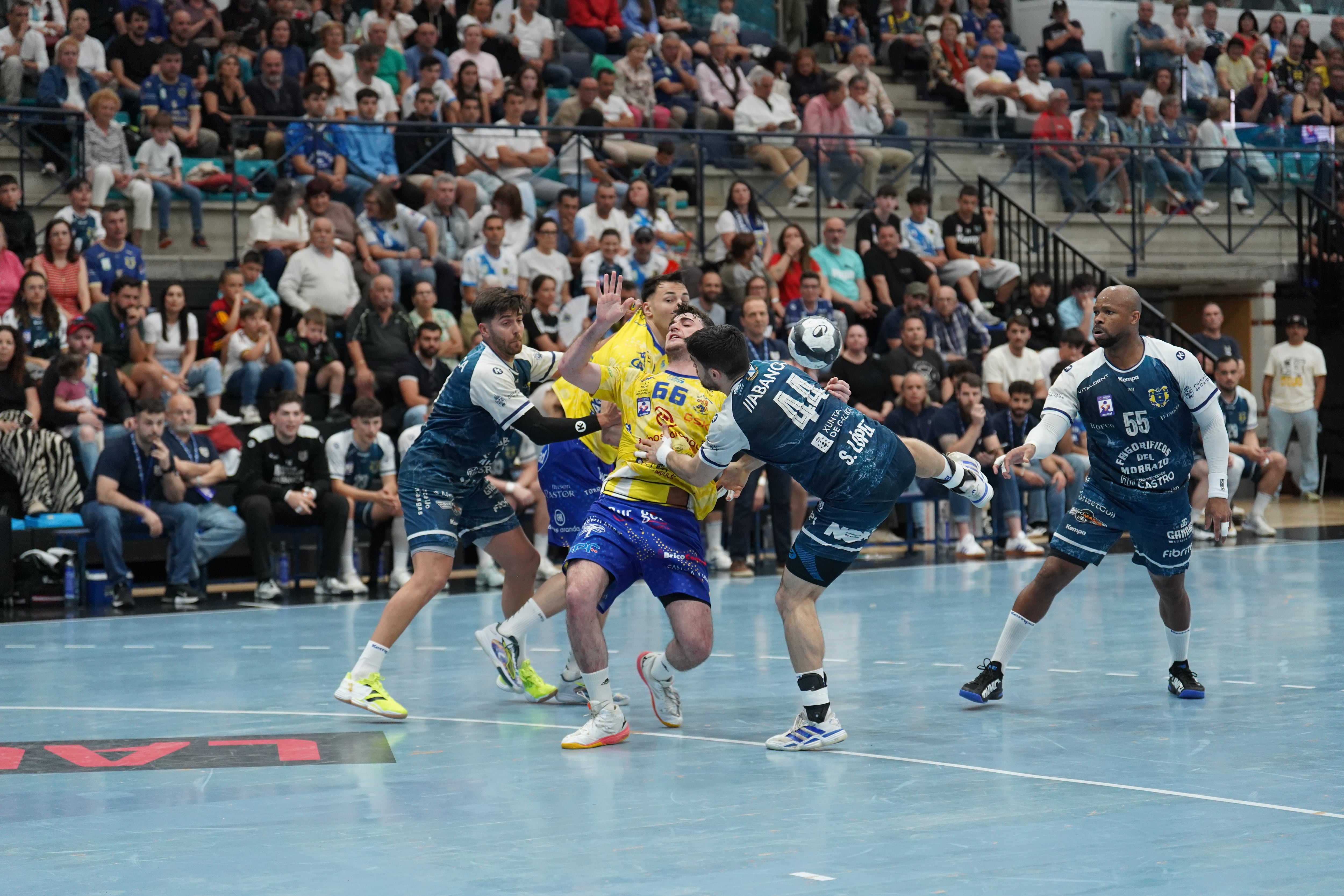 David López busca el lanzamiento ante la defensa de Cangas