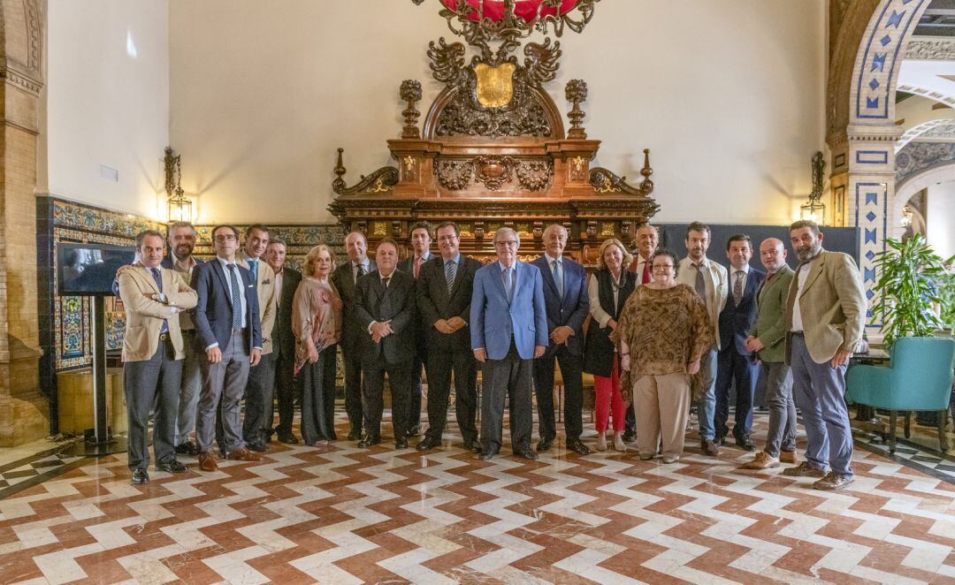 El jurado del Premio Taurino Ciudad de Sevilla posa en el Hotel Alfonso XIII tras su deliberación