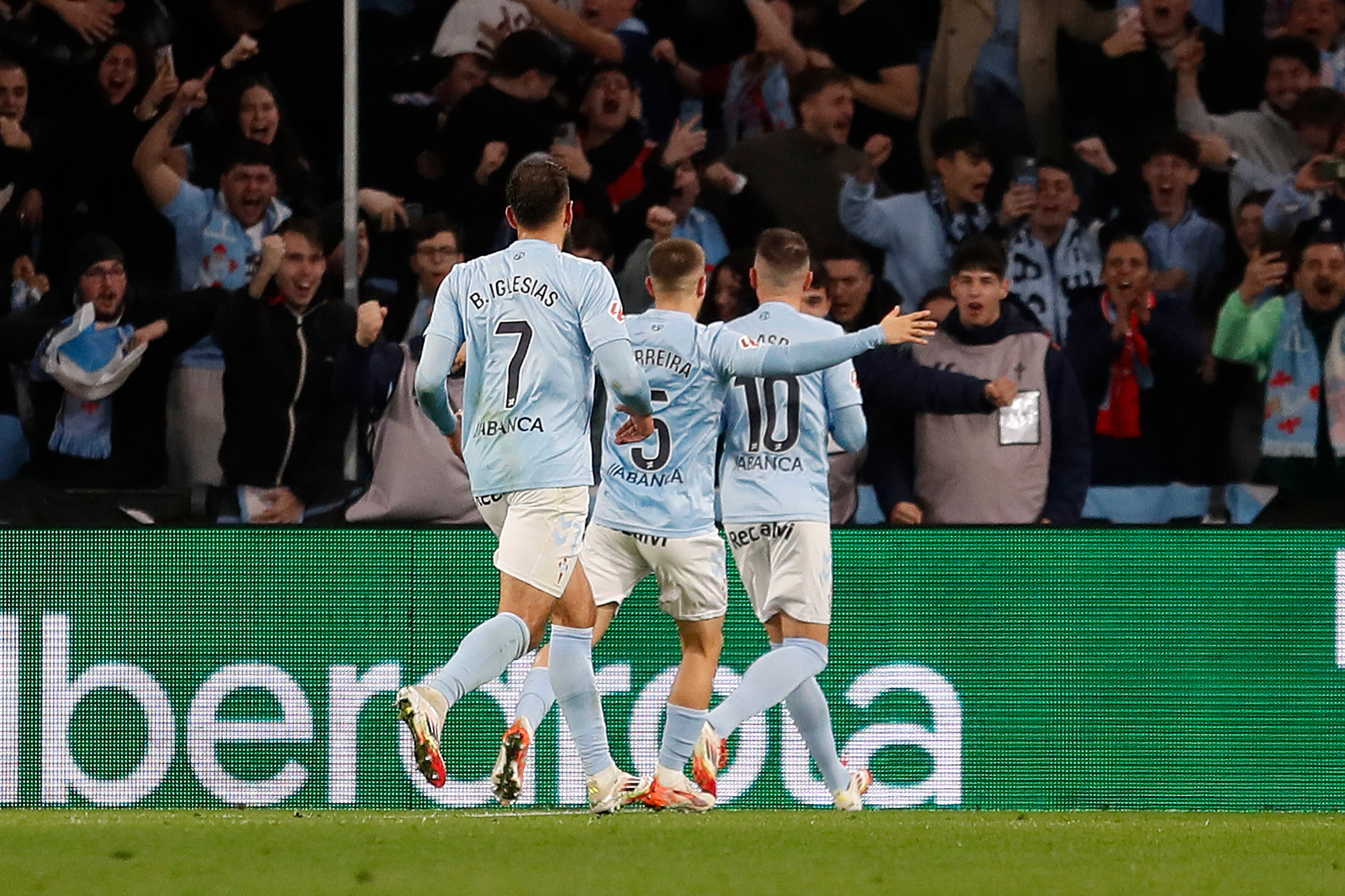 Vigo (Pontevedra) 21/02/2025.- Los jugadores del Celta celebran el primer gol del equipo gallego durante el encuentro correspondiente a la jornada 25 de Laliga EA Sports que disputan hoy viernes Celta y Osasuna en el estadio de Balaidos, en Vigo. EFE / Salvador Sas.
