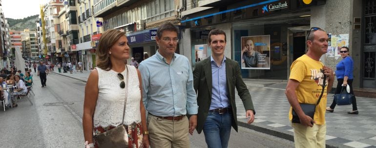 Rafael Catalá y Pablo Casado (en el centro de la foto) paseando por Carretería este viernes junto a otros miembros del Partido Popular de Cuenca.