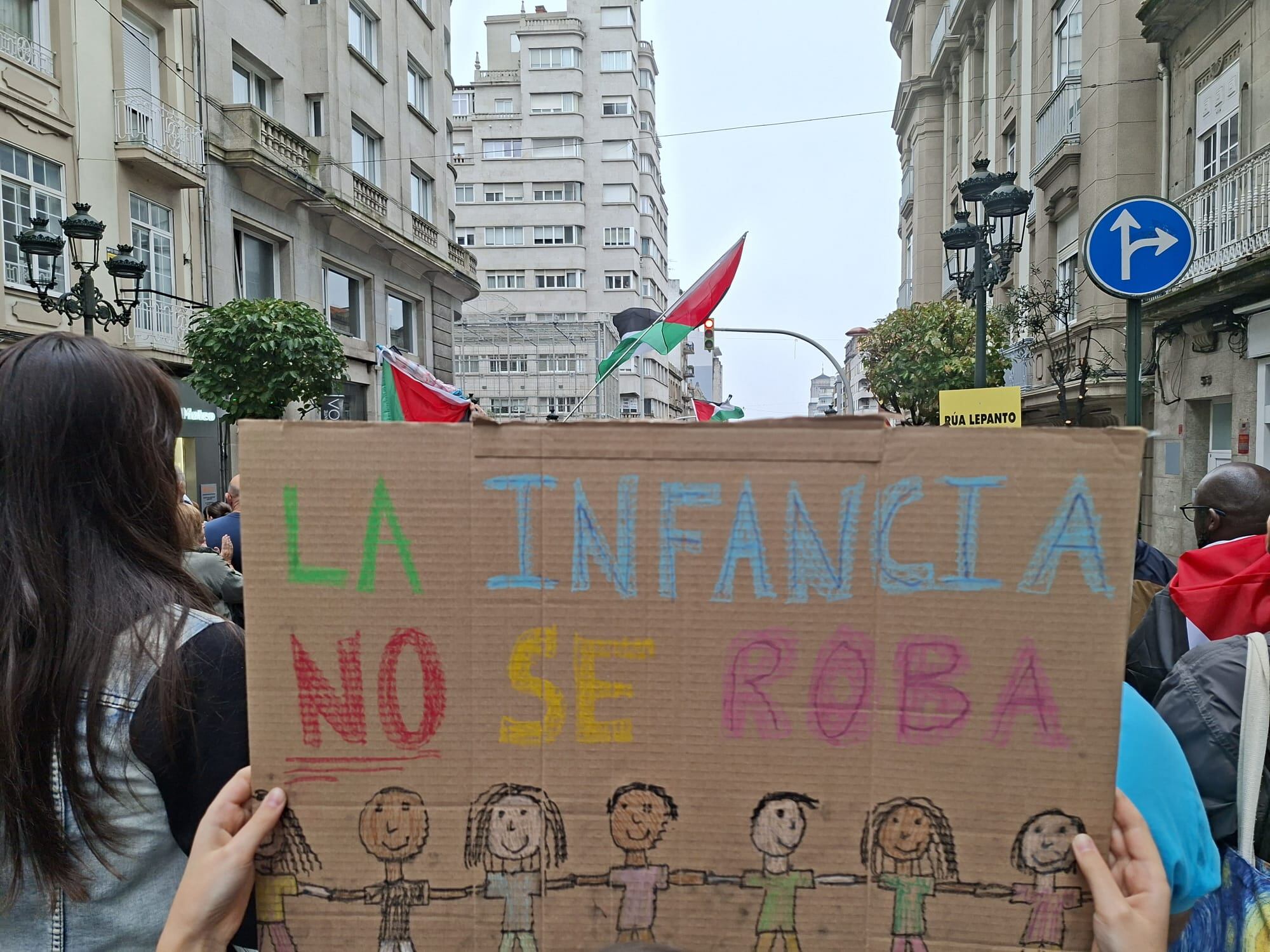 El cartel que portaba uno de los participantes en la manifestación de Vigo contra el genocidio de Gaza