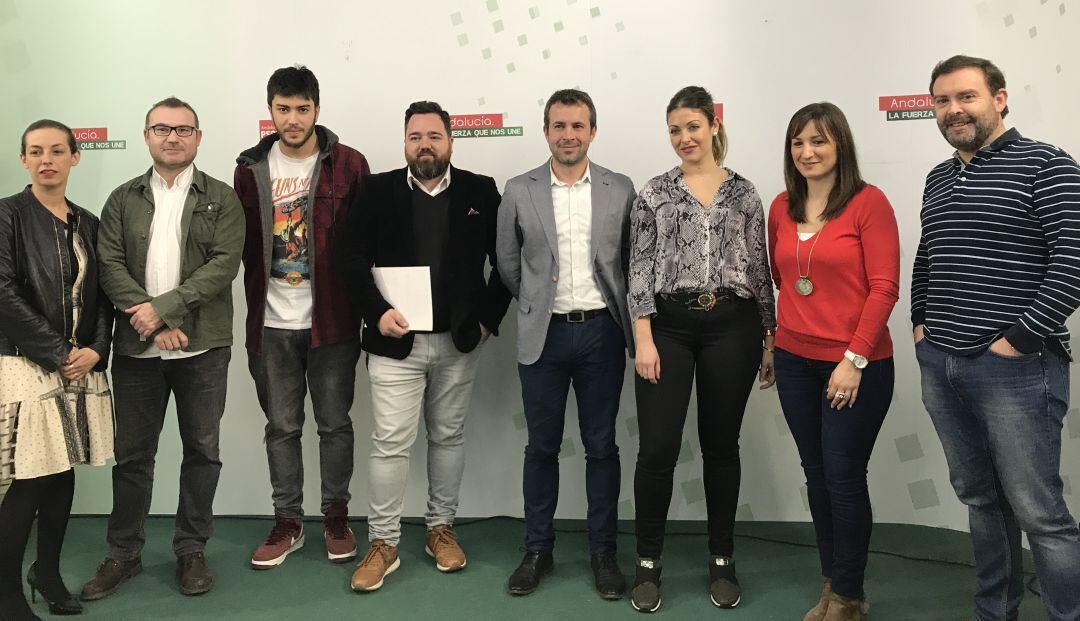 El candidato del PSOE a la alcaldía de Jaén, Julio Millán (quinto por la izquierda) y la presidenta de la asociación del Mercado de San Francisco, Verónica Toledano (a su izquierda).