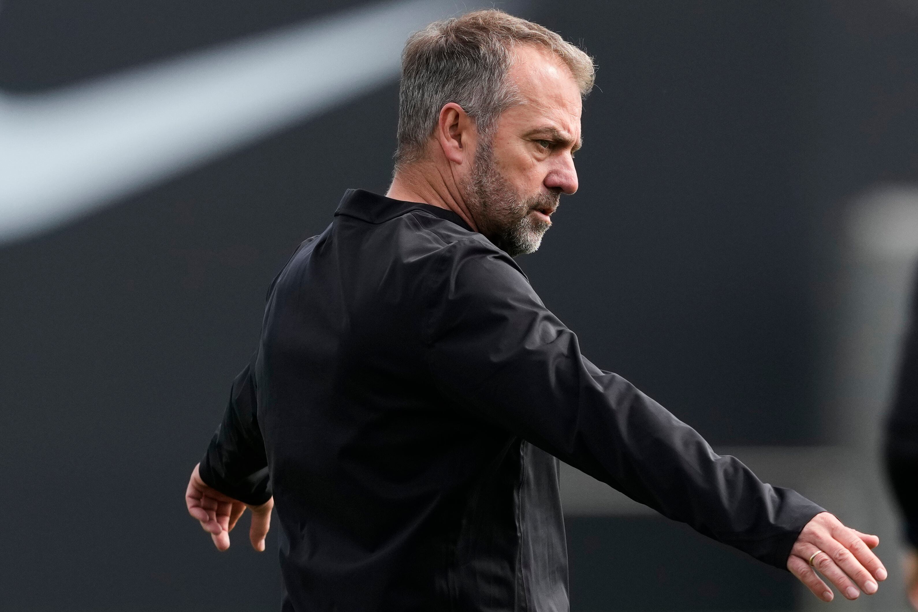 El entrenador del FC Barcelona, Hansi Flick, durante el entrenamiento que el equipo azulgrana ha realizado este miércoles en la ciudad deportiva Joan Gamper