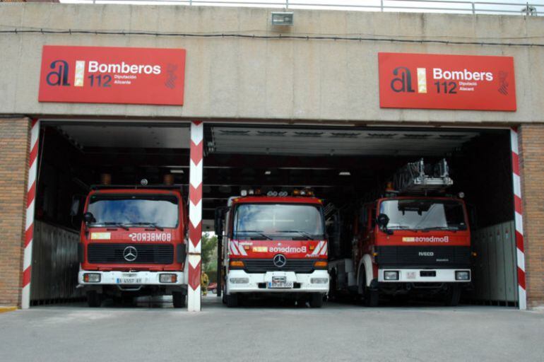 Los bomberos han tenido que intervenir en dos incendios, uno en Elda y otro en Petrer