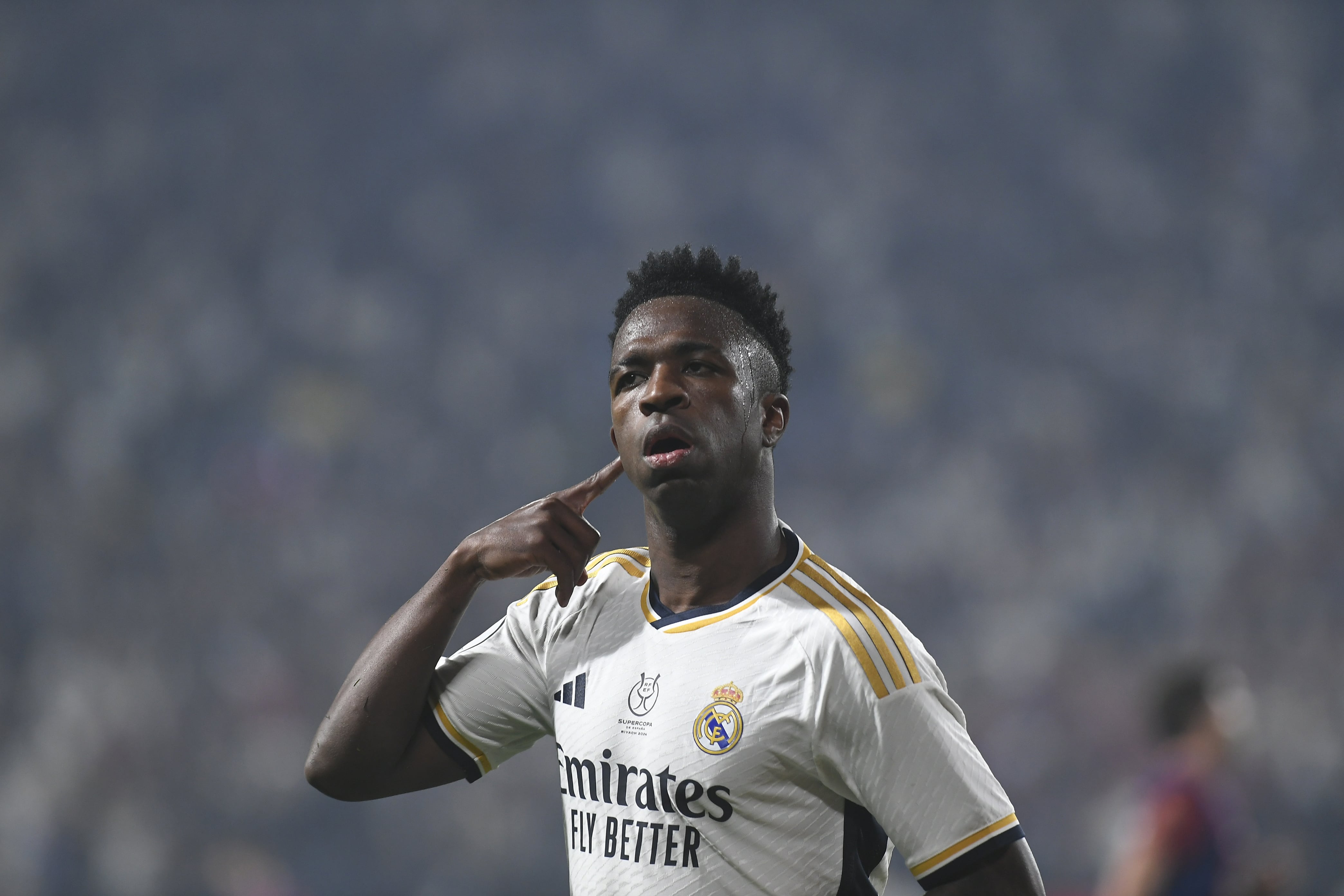 Vinicius celebra uno de los goles del Real Madrid al Barça en la Supercopa de España. (Photo by Stringer/Anadolu via Getty Images)