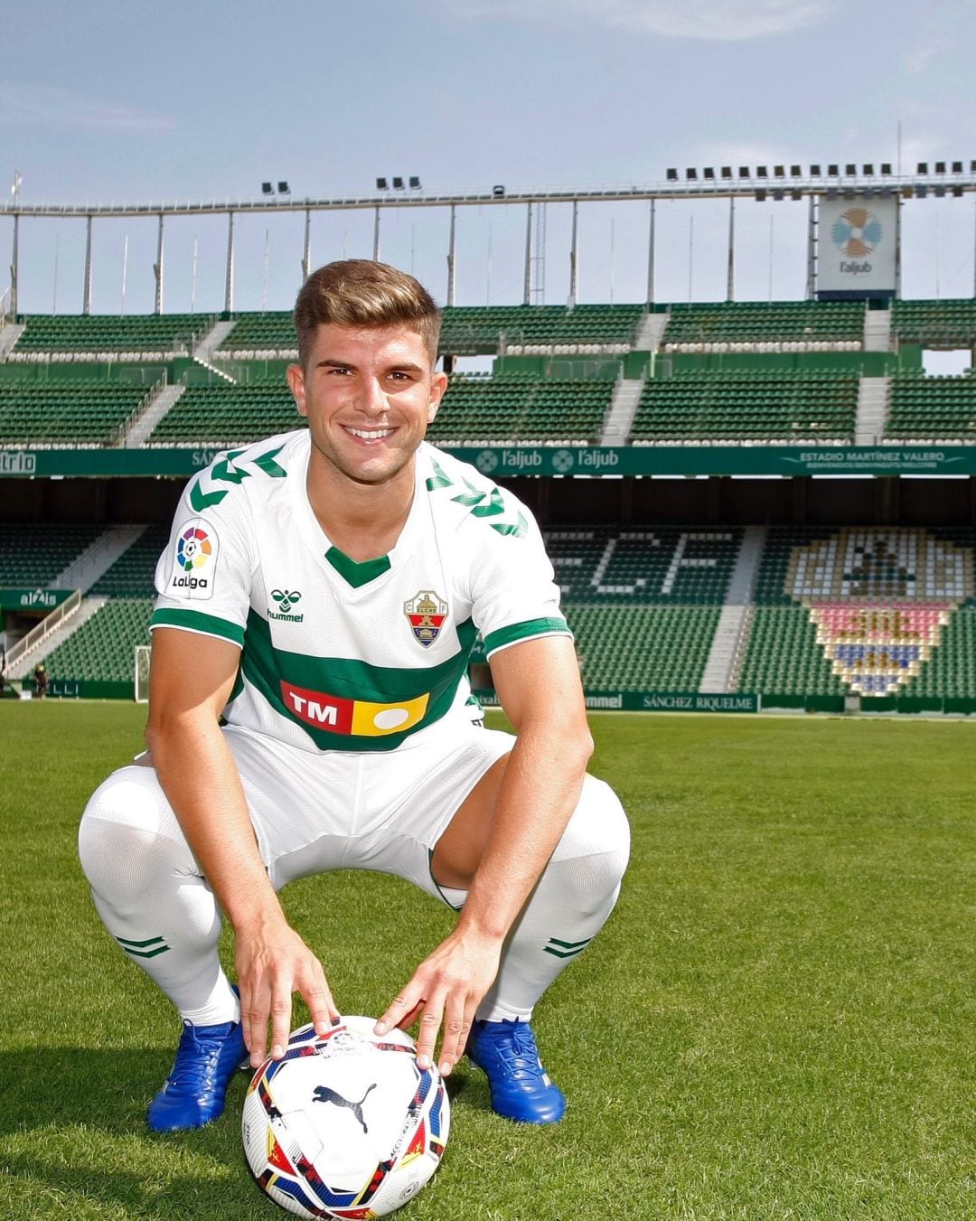 Raúl Guti posa en el Martínez Valero durante su presentación 