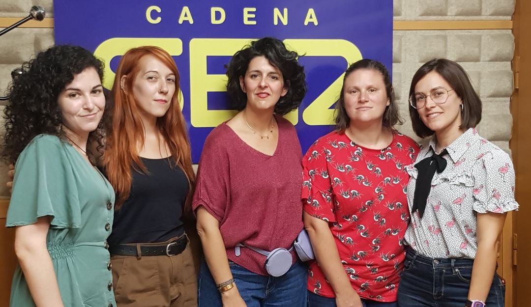 Beatriz Balbona, en el centro, con las componentes de Femme Fetén