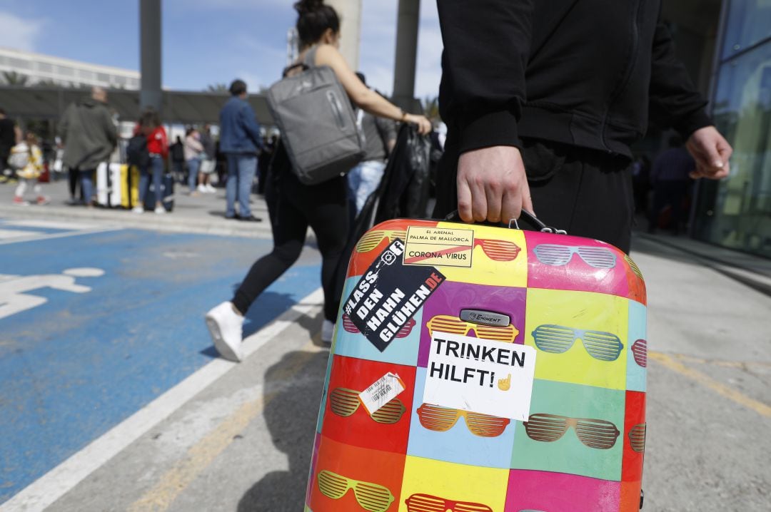 Un turista alemán, en el aeropuerto de Mallorca, en 2022.