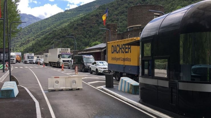 Camions entrant per la duana andorrana.