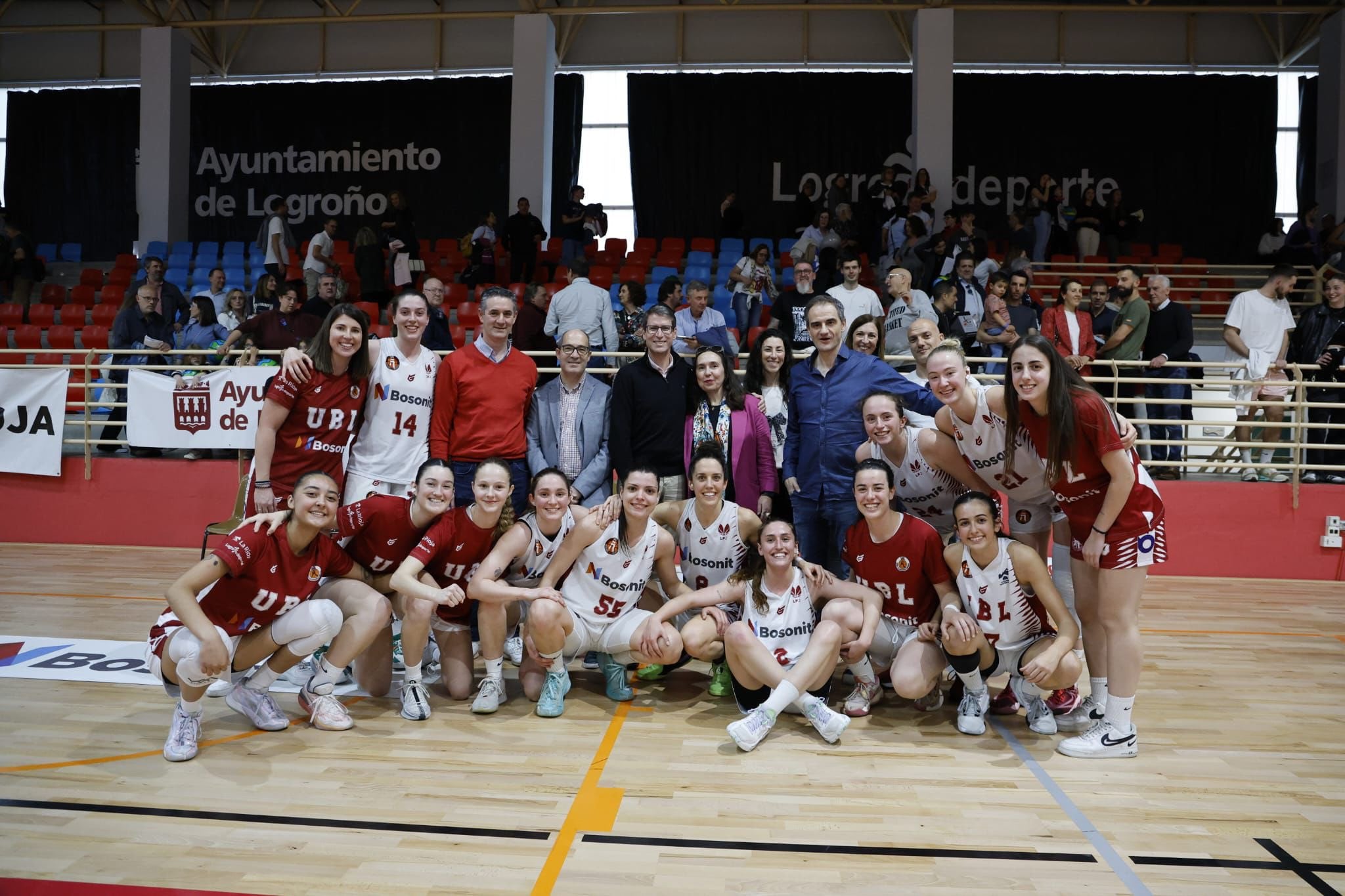 Las jugadoras del Bosonit Unibasket celebran la victoria ante Gardenstore Sevilla junto a diferentes autoridades locales / Bosonit Unibasket