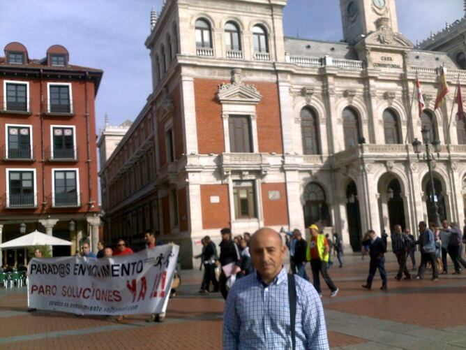 Angel Redondo en la Plaza Mayor de Valladolid, donde se han manifestado de nuevo la Asociación Parados en Movimiento