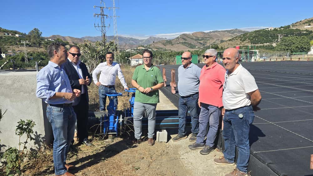 El presidente de la Mancomunidad de Municipios, Rafael Caballero, el alcalde de Almuñécar La Herradura, Juan José Ruiz Joya, los concejales sexitanos, el gerente de Aguas y Servicios, Alejandro Jurado, y agricultores visitan la EDAR de Almuñécar