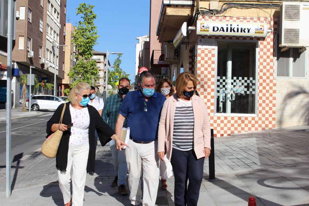 La alcaldesa de Motril, Luisa García chamorro, y miembros de su equipo de gobierno visitan los comercios de la calle Ancha 