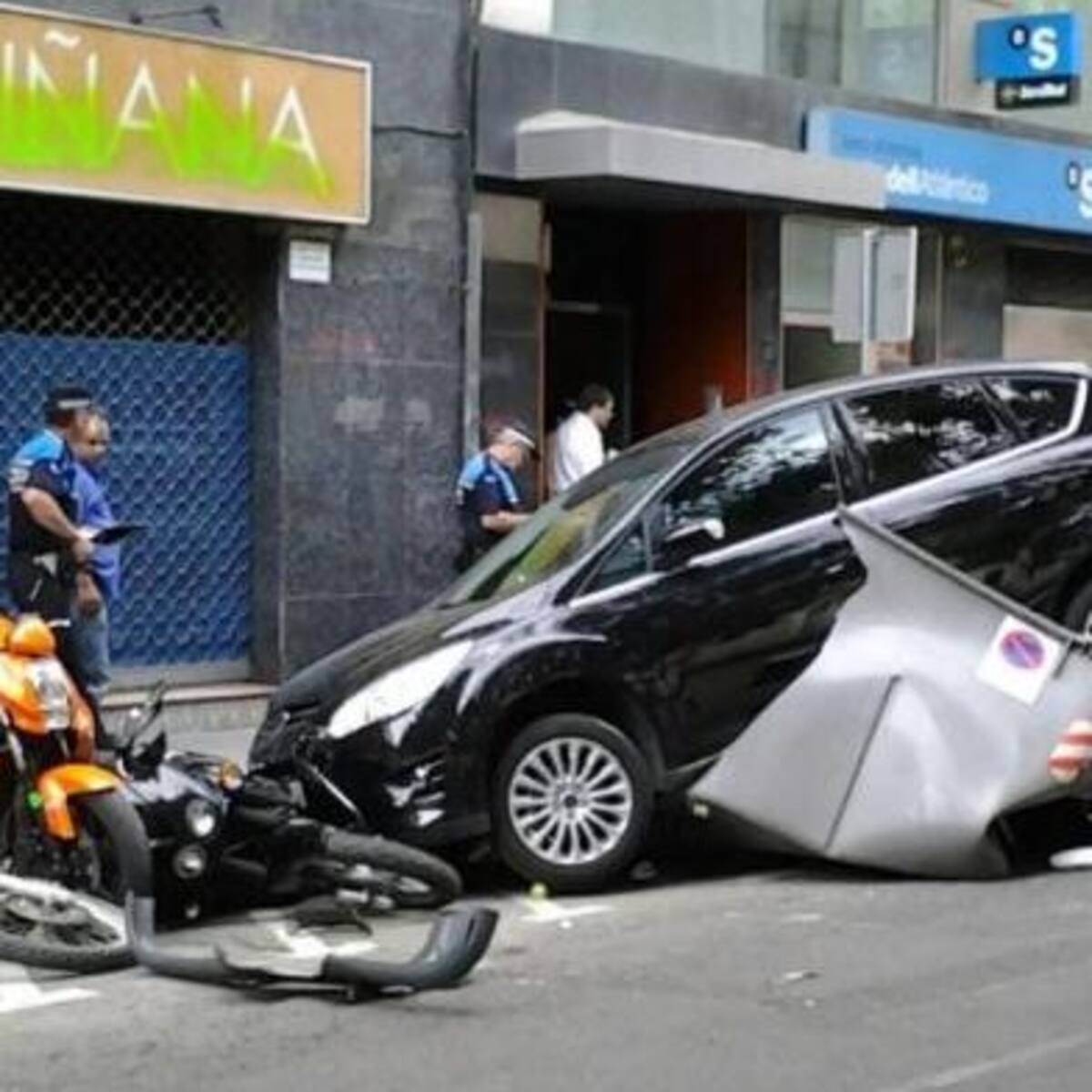 Fa volar un cotxe damunt les escombraries, i en surt il.lès