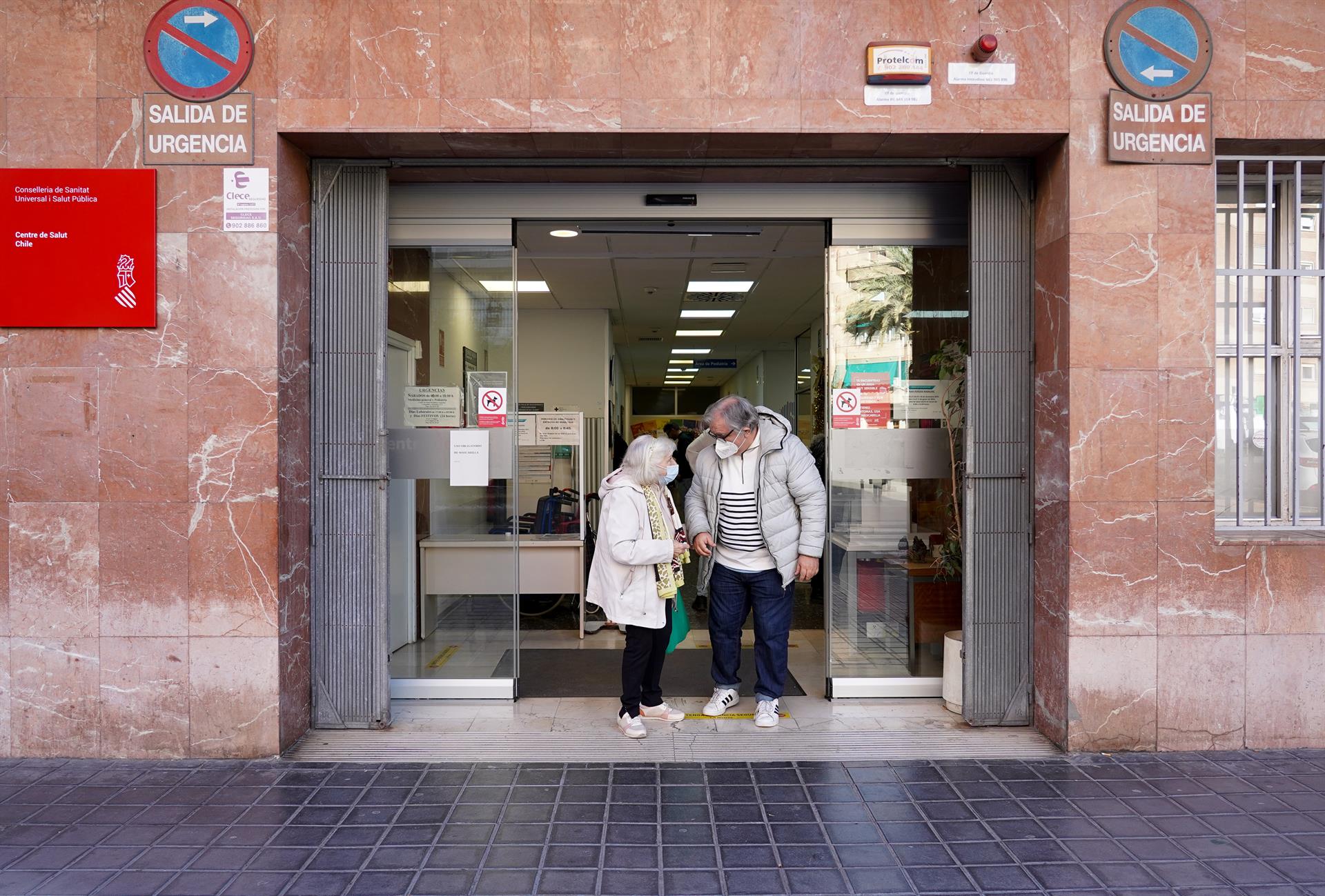 Varias personas con mascarilla al salir un centro de salud