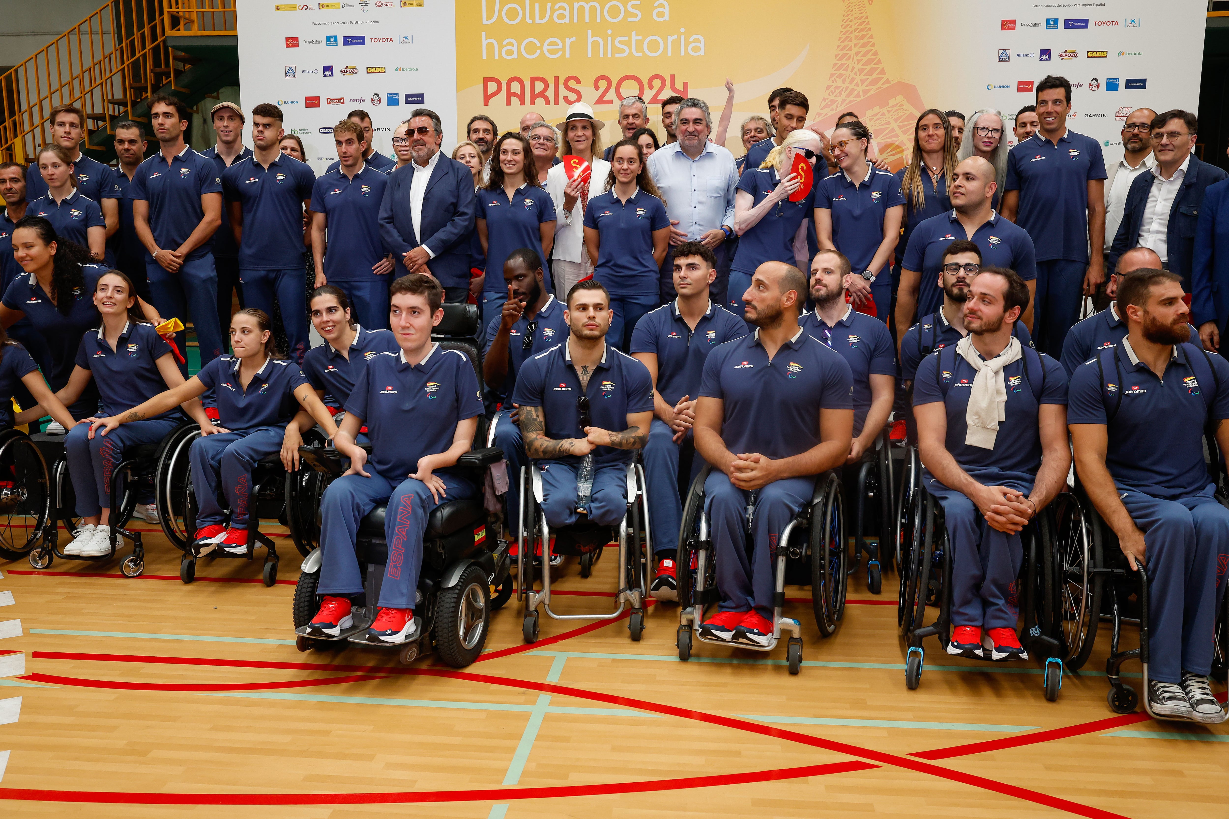 MADRID, 23/08/2024.- El equipo paralímpico español, compuesto por 150 deportistas, 54 de ellos mujeres, una cifra récord que persigue superar las 36 medallas logradas hace tres años en Tokio, durante la recepción celebrada este viernes en Madrid, un día antes de viajar a los Juegos de París. El acto estuvo presidido por la infanta Elena, presidenta de honor del Comité Paralímpico Español (CPE), el presidente del Consejo Superior de Deportes, José Manuel Rodríguez Uribes, y el presidente del Comité Paralímpico Español , Miguel Carballeda, EFE/ J.P.Gandul
