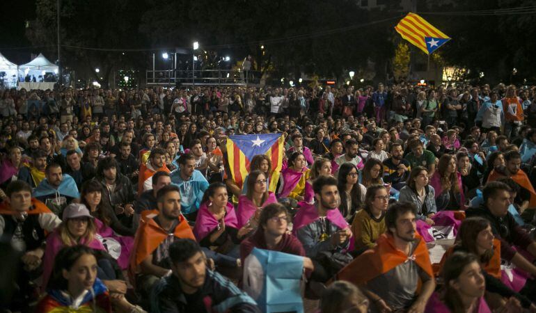 Cientos de personas se congregan en la plaza de Cataluña, en Barcelona