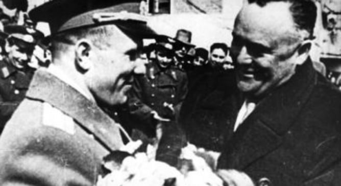 El ingeniero y diseñador de cohetes durante la carrera espacial, Sergei Korolev, recibe con honores a Yuri Gagarin tras haber dado una vuelta completa a la Tierra