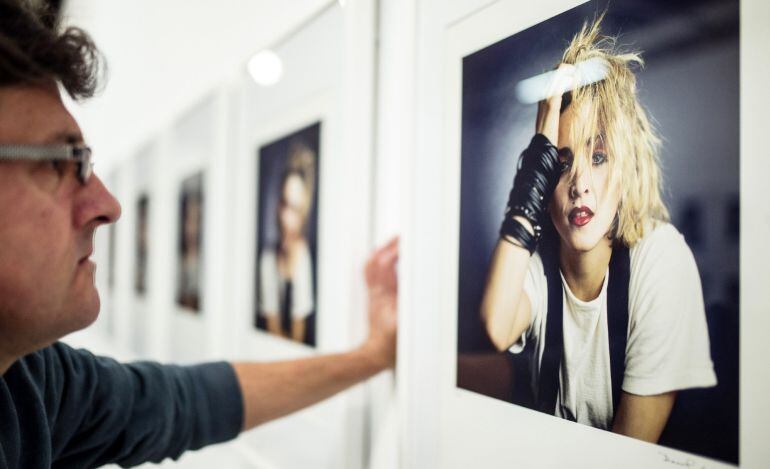 Un hombre observa una fotografía de la artista Madonna tomada por la fotógrafa Deborah Feingol, y que forma parte de la &quot;Madonna. El nacimiento de un mito&quot;, una muestra inédita en España que llega mañana al centro La Térmica de Málaga. 