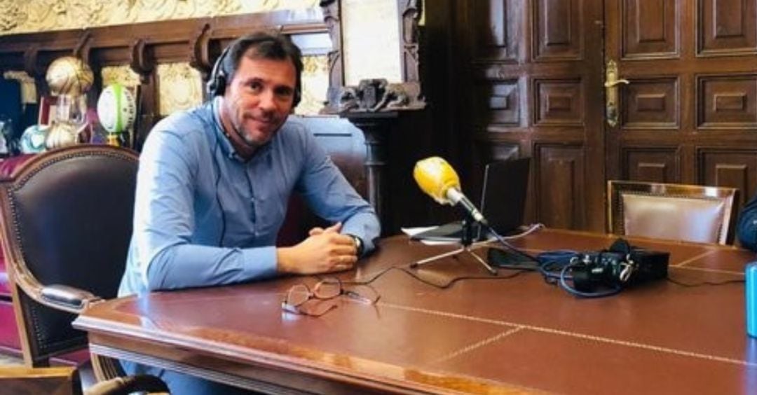 El alcalde de Valladolid, en su despacho, antes de intervenir en Hoy por Hoy