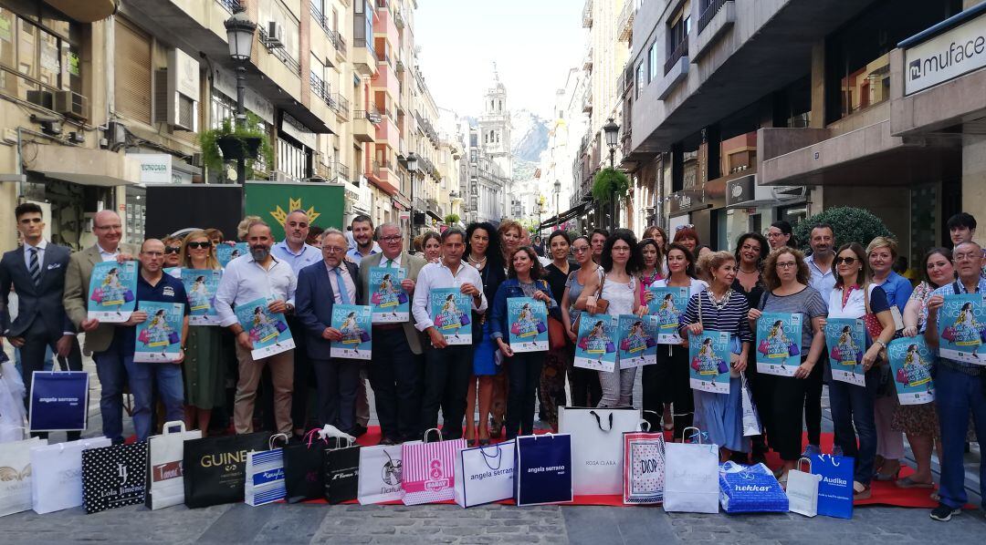 Representantes del colectivo Muy, integrado por comerciantes de Jaén capital, en la calle Bernabé Soriano.