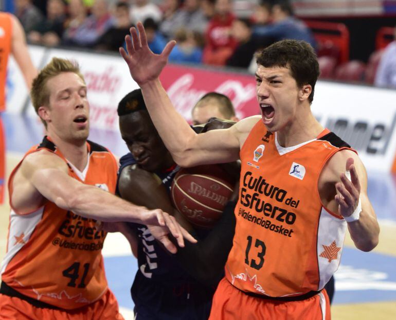 El alero serbio del Valencia Basket Vladimir Lucic (d) protesta ante una lucha lucha con el jugador del Laboral Kutxa Limane Diop, durante el partido de la decimonovena jornada de la Liga ACB que se juega esta tarde en el Buesa Arena de Vitoria. EFE-Adriá