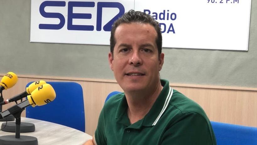 Rubén Alfaro en su visita a Radio Elda Cadena SER